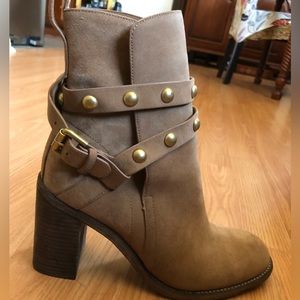 See by Chloe JANIS Womens sz 9 / 39.5 tan suede studded ankle boots shoes